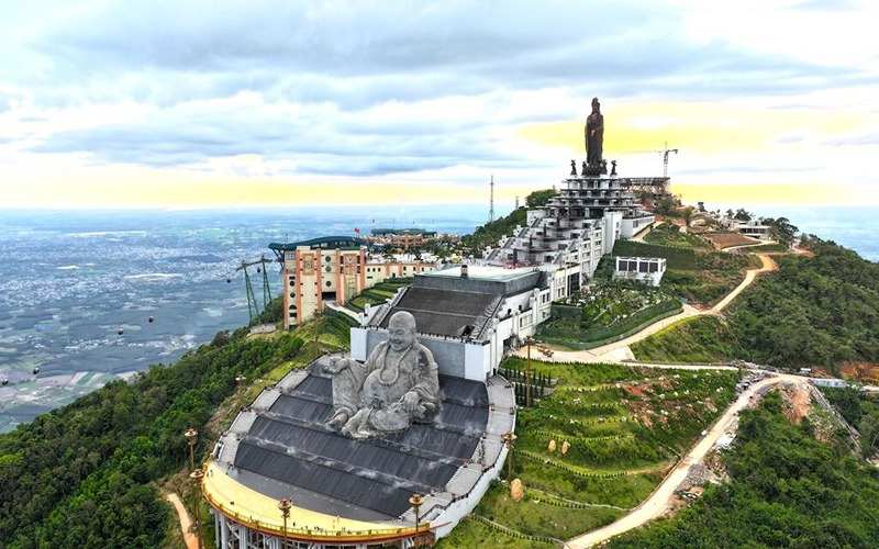 Khu du lịch Núi Bà Đen Tây Ninh là biểu tượng tâm linh và thiên nhiên.