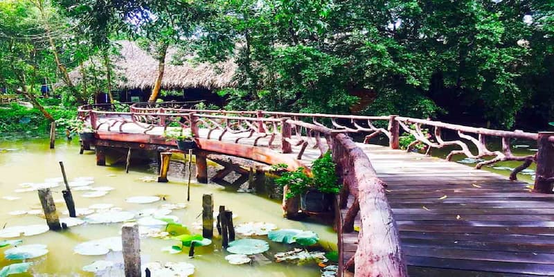 Đi tới khu du lịch vào mùa khô trong năm