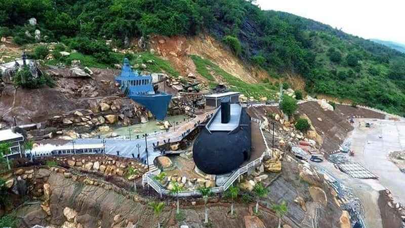 Khu du lịch Tàu Ngầm tọa lạc tại thôn Phước Sơn, xã Phước Đồng