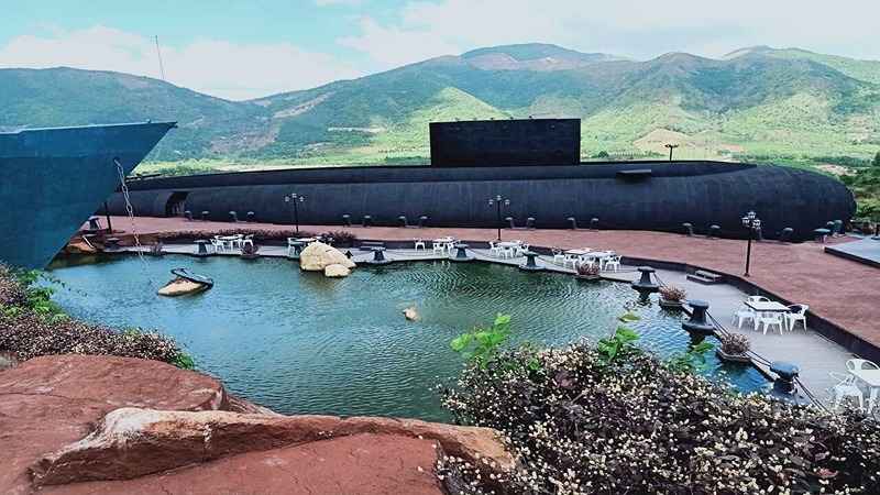 Điểm nhấn của khu du lịch là mô hình tàu ngầm Kilo 636