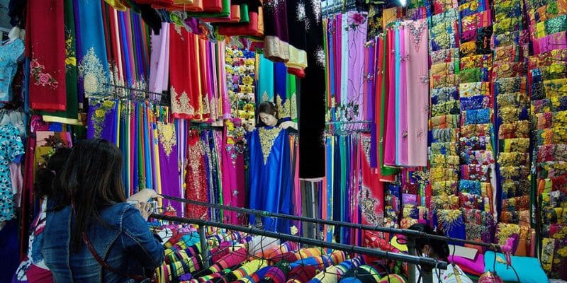 Khu vải vóc, quần áo màu sắc rực rỡ