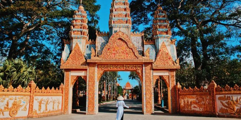 Khu vực cổng tam quan với khung cảnh uy nghiêm