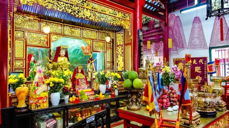 Khu vực dâng hương bên trong