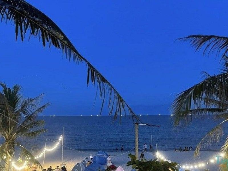 Khung cảnh bãi biển xinh đẹp về đêm