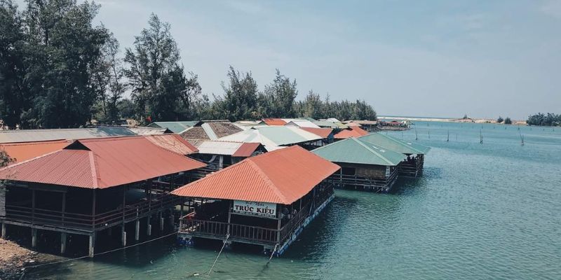 Khung cảnh Đầm Ô Loan nhìn từ trên cao với màu nước xanh mát giữa nắng sớm