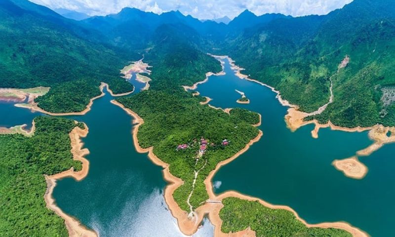 Khung cảnh hồ Truồi đầy thơ mộng