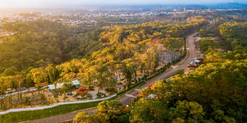 Ngắm nhìn từ trên cao khung cảnh đẹp thơ mộng của khu du lịch Măng Đen