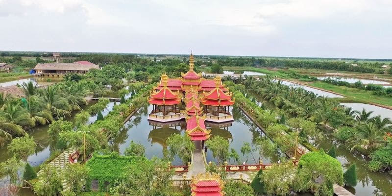 Khuôn viên chùa được thiết kế theo phong cách Phật giáo truyền thống