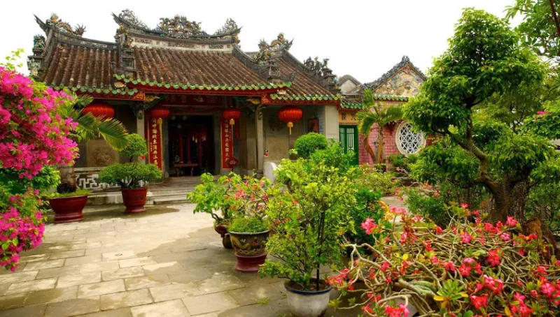 Khuôn viên của Hội quán được bao phủ bởi cây xanh