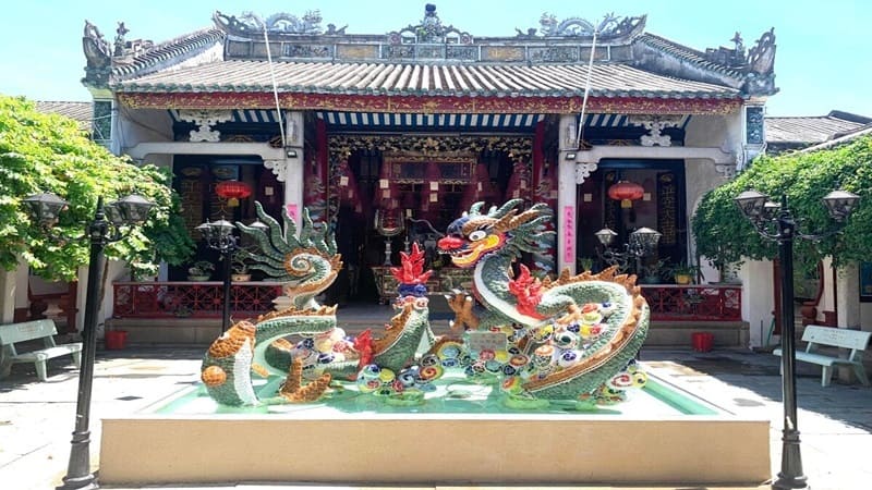 Khu vực khuôn viên rộng lớn của chùa Ông, Hội An