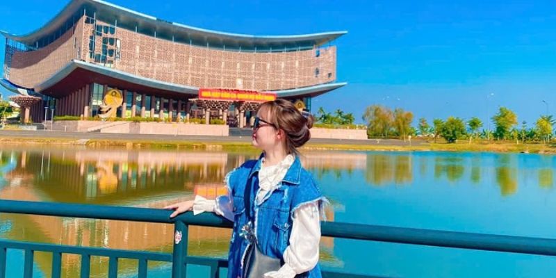 Khuôn viên nhà hát khá rộng rãi và thoáng đãng