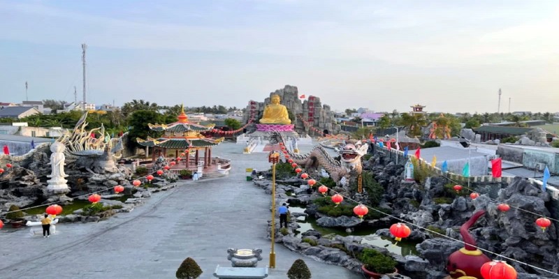 Khuôn viên nhiều tiểu cảnh