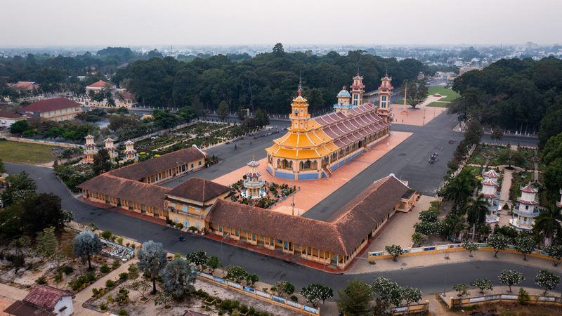 Khuôn viên rộng lớn với 12 lối ra vào