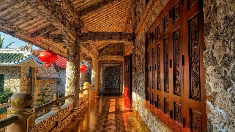 Kiến trúc độc đáo được xây dựng từ gáo dừa và san hô