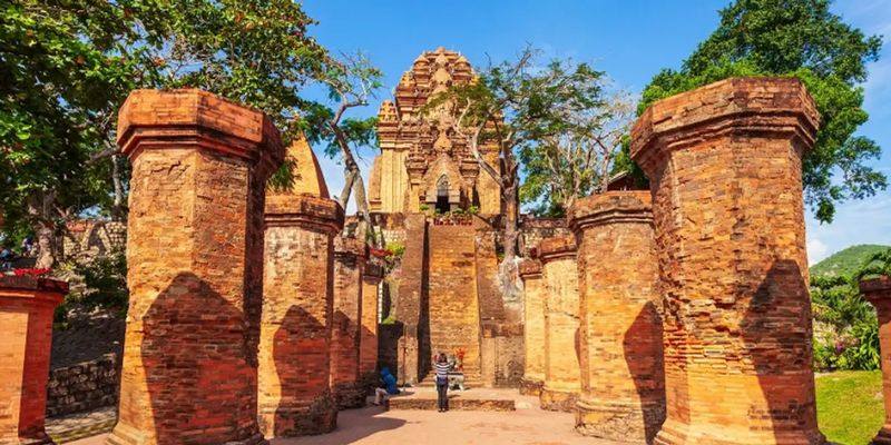 Kiến trúc gạch nung cổ đặc trưng của người Chăm Pa tại Tháp Bà