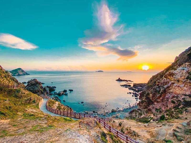 Chiều muộn là thời gian đẹp nhất trong ngày để đến Eo Gió