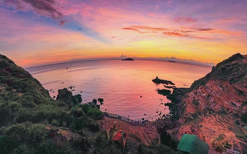 Ngắm hoàng hôn ở Eo Gió là một trong những khoảnh khắc đẹp nhất