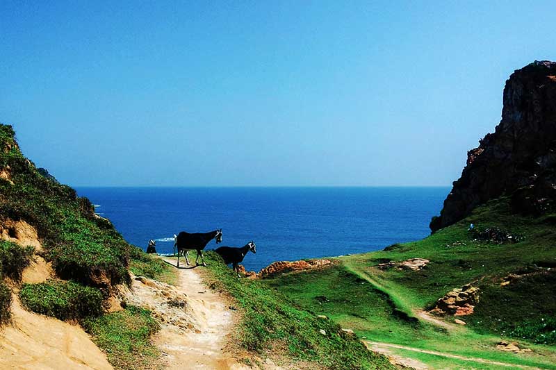 Đến Eo Gió vào sáng sớm để tận hưởng không khí mát mẻ