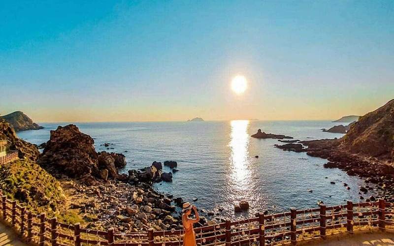 Eo Gió được bao bọc bởi những dãy núi đá cao, tạo thành một eo biển nhỏ hình cánh cung