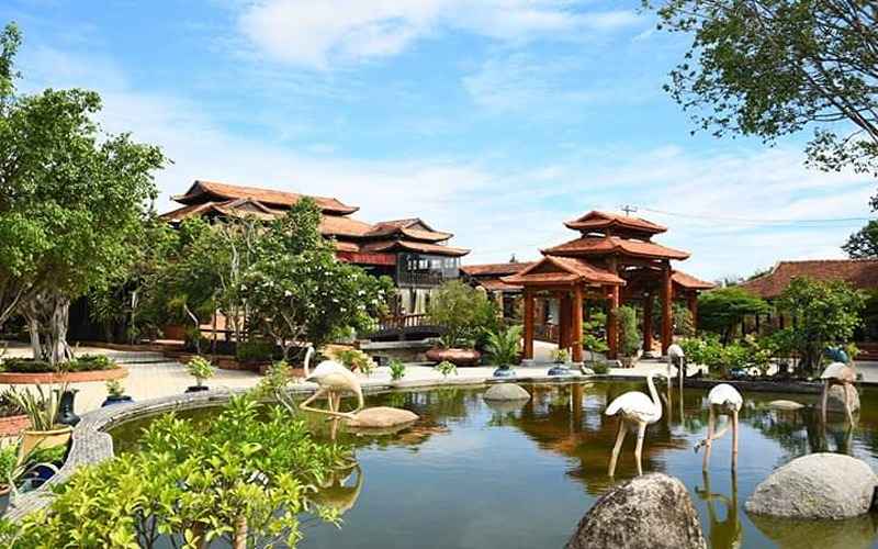 Làng cổ Phước Lộc Thọ với 22 nhà cổ, cầu khỉ, ao sen.