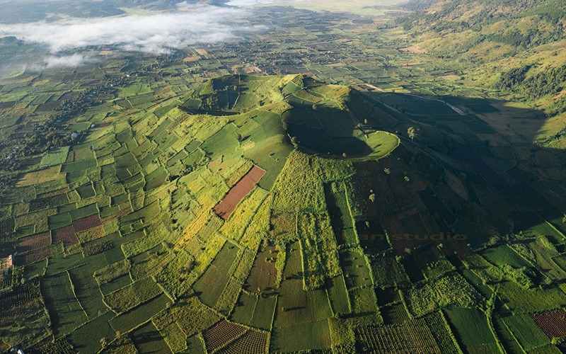 Chư Đăng Ya là ngọn núi lửa đã tắt với những đồng cỏ xanh mướt và đất đỏ bazan