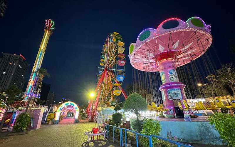 Công viên Thỏ Trắng khu vui chơi với tàu lượn, đu quay, và nhà hơi 