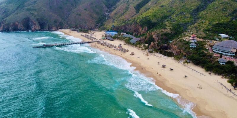 Kỳ Co chỉ cách trung tâm 25km nên di chuyển khá thuận tiện