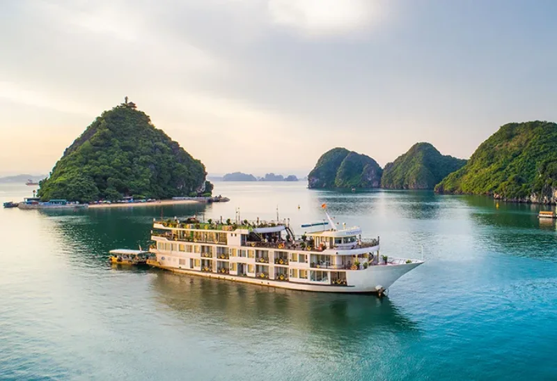 Take a cruise to admire Ha Long Bay