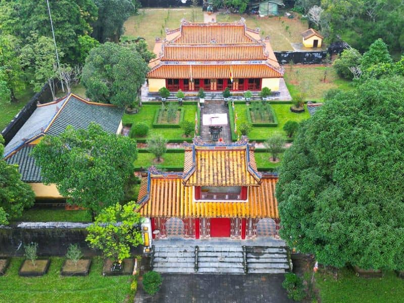 Lăng Gia Long có quan cảnh rất thơ mộng hữu tình