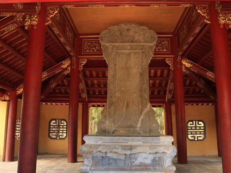 Tảng đá khác các công trạng của vị vua đầu tiên triều Nguyễn