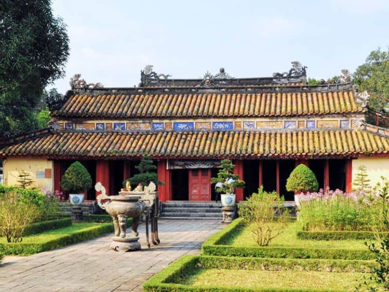 Điện Minh Thành nhìn từ ngoài vào