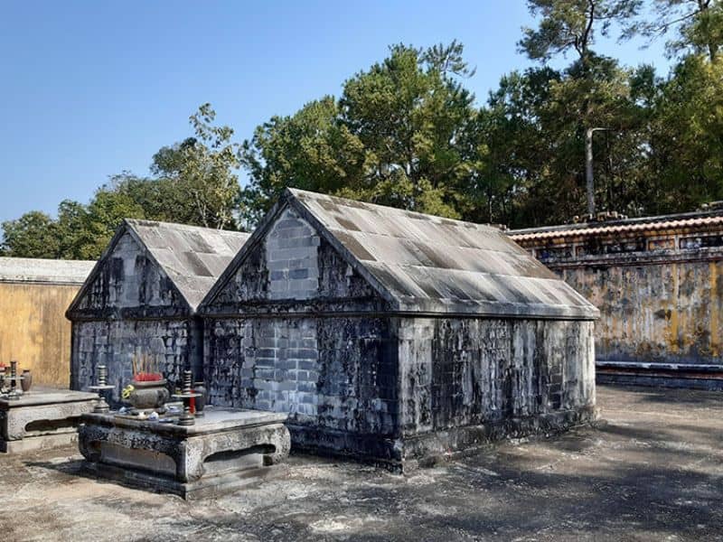 Cận cảnh song lăng của vua và hoàng hậu