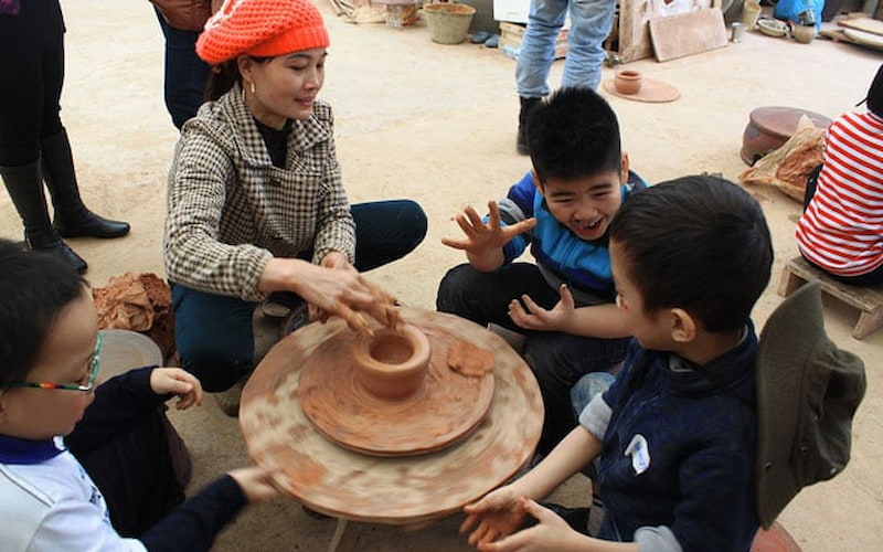 Chi phí làm gốm tầm 50 - 100 nghìn một người tuỳ vào từng sản phẩm