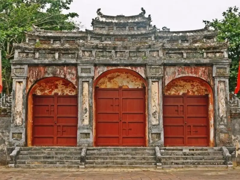 Khám phá cửa chính của lăng vua Đại Hồng Môn