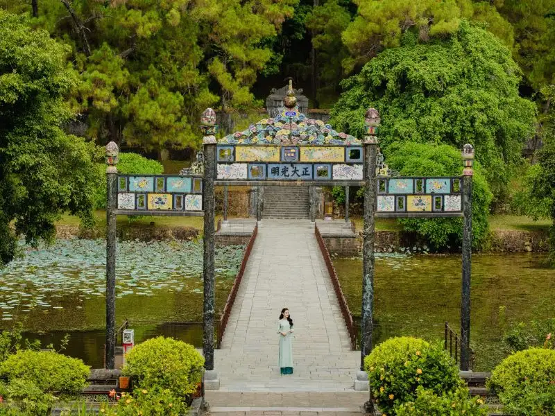 Du khách nên lưu ý ăn mặc kín đáo lịch sự khi ghé thăm lăng