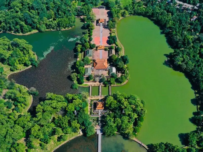 Khám phá vẻ đẹp thơ mộng của hồ Tân Nguyệt