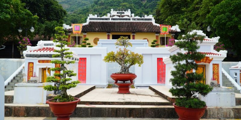 Bên ngoài Lăng mang tới cảnh đẹp nức lòng