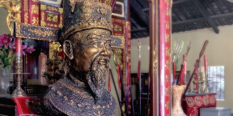 Không gian bên trong là nơi thờ tự Thoại Ngọc Hầu