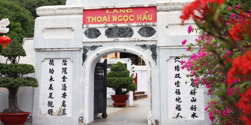 Khu vực Lăng được chăm sóc cẩn thận