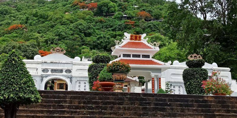 Xung quanh có nhiều kiến trúc mang đậm nét hoài cổ