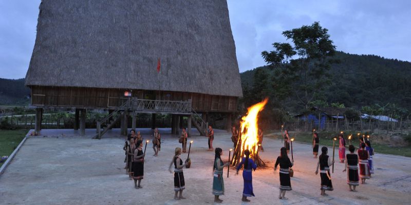 Múa hát cùng người dân ở làng văn hóa Kon Pring