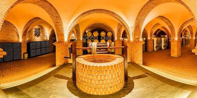 Tầng hầm là nơi lưu giữ hàng trăm ngàn chai rượu thượng hạng