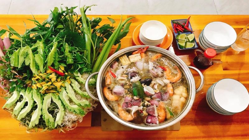 Lẩu mắm đậm đà có nhiều loại rau miền Tây