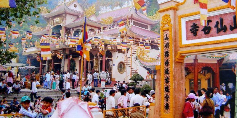 Không khí lễ hội đầu năm tại chùa Bà Đen đông vui và rộn ràng