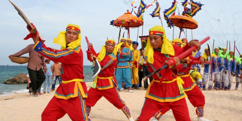 Không khí lễ rước thần trang nghiêm trong lễ hội Đầm Ô Loan