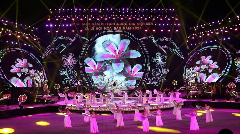 Tham gia lễ hội khi du lịch Điện Biên mùa hoa ban