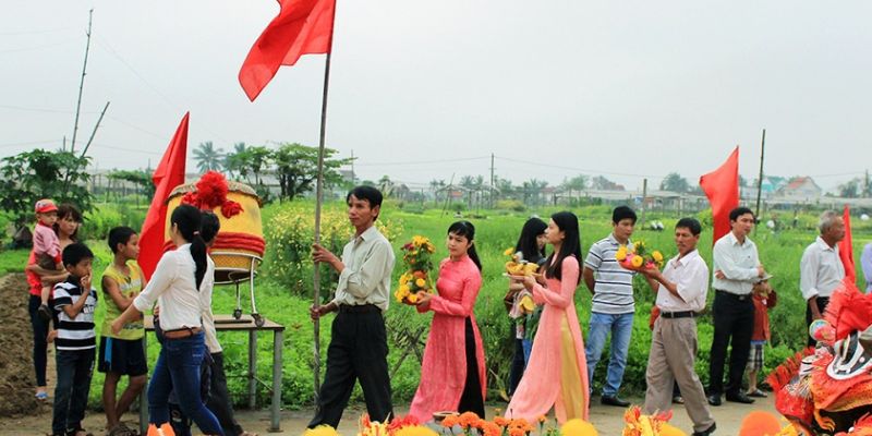 Không khí rộn ràng của lễ hội Cầu Bông đặc trưng của làng