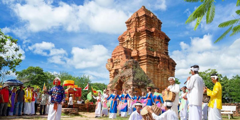 Không gian lễ hội diễn ra dưới chân Tháp Nhạn