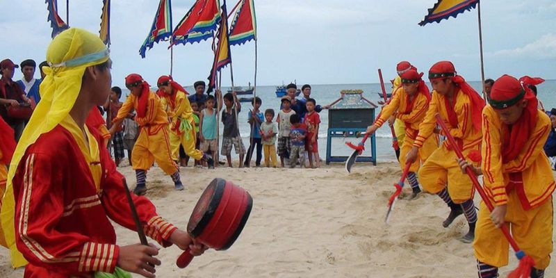 Lễ hội Cá Ông rộn ràng với các nghi thức truyền thống của ngư dân địa phương