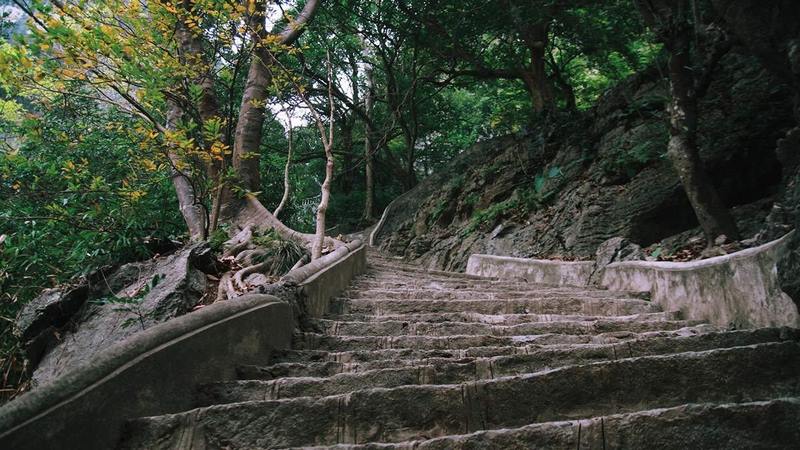 Leo bậc đá lên trên động là trải nghiệm thú vị